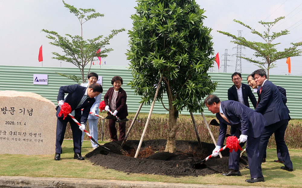 Chủ tịch Quốc hội Hàn Quốc Park Byeong-Seug trồng cây lưu niệm tại Công ty Samil Vina, huyện Nhơn Trạch, tỉnh Đồng Nai. Chủ tịch Quốc hội Hàn Quốc Park Byeong-Seug thăm hai doanh nghiệp ở Đồng Nai -0