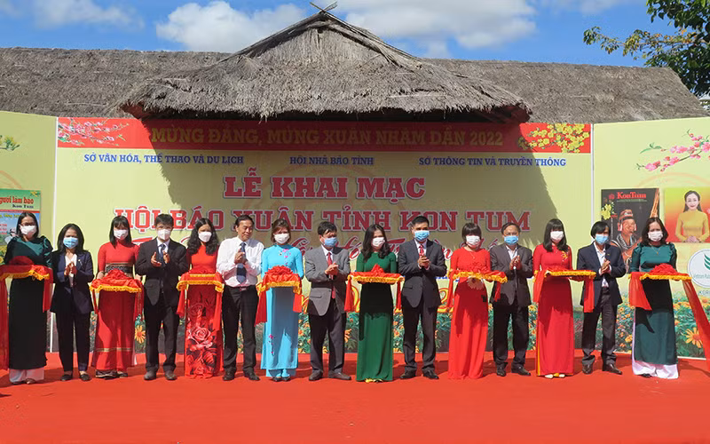 Các đại biểu cắt băng khai mạc Hội Báo Xuân tỉnh Kon Tum năm 2022.