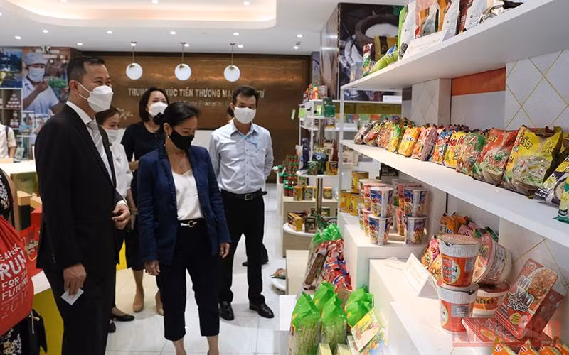 Các đại biểu tham quan gian hàng trưng bày tại Phòng trưng bày xuất khẩu thuộc ITPC.