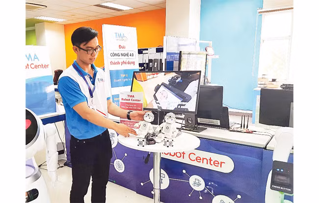 Công ty TMA Solutions (Công viên phần mềm Quang Trung) trưng bày các sản phẩm ứng dụng công nghệ phần mềm.