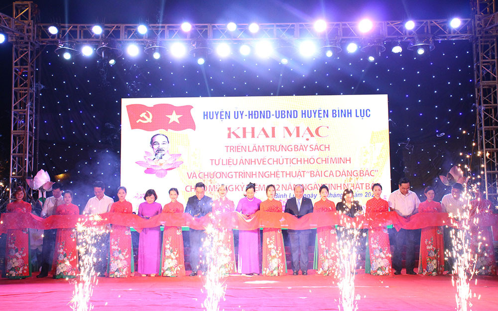 Cắt băng khánh thành Triển lãm. (Ảnh: NGUYỄN CHẮT)