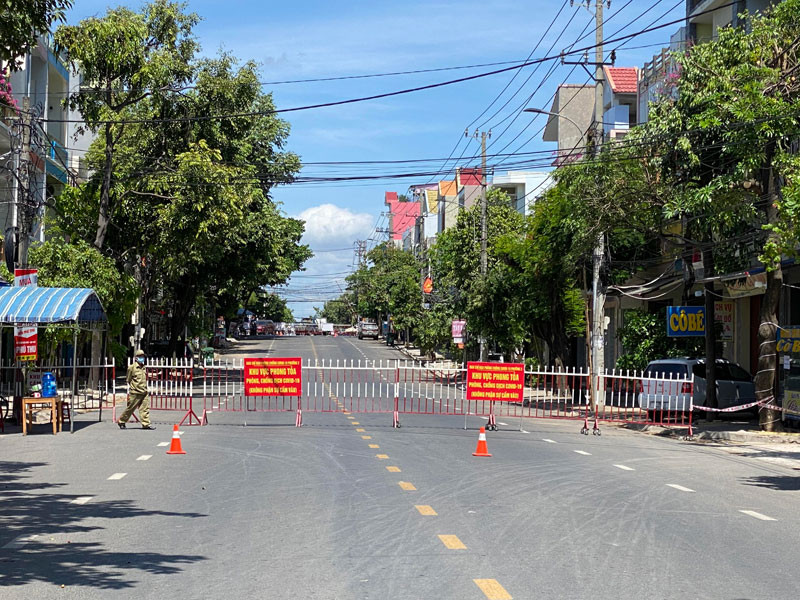 Một đoạn đường Trần Phú, phường 2, thành phố Tuy Hòa bị phong tỏa, thực hiện giãn cách. Xuất hiện sáu ca dương tính, thành phố Tuy Hòa giãn cách xã hội từ 15 giờ chiều 24-6 -0