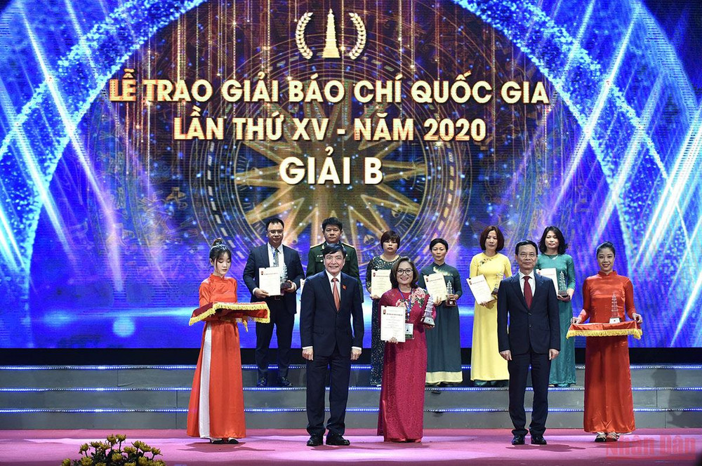 Tác giả Nguyễn Thị Thơ (Anh Thơ) của Báo Nhân Dân với tác phẩm “Gian nan hành trình xác định danh tính liệt sĩ” được trao Giải B Giải Báo chí quốc gia lần thứ XV - năm 2020. Lễ trao giải Báo chí Quốc gia lần XV - năm 2020 (cập nhật) -0