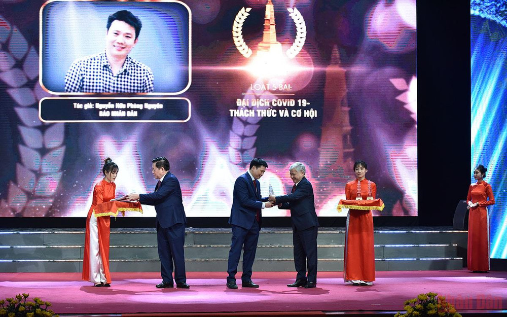 Tác giả Nguyễn Hữu Phùng Nguyên của Báo Nhân Dân với tác phẩm "Đại dịch Covid-19, Thách thức và cơ hội" được trao Giải A Giải Báo chí quốc gia lần thứ XV - năm 2020. Lễ trao giải Báo chí Quốc gia lần XV - năm 2020 (cập nhật) -0