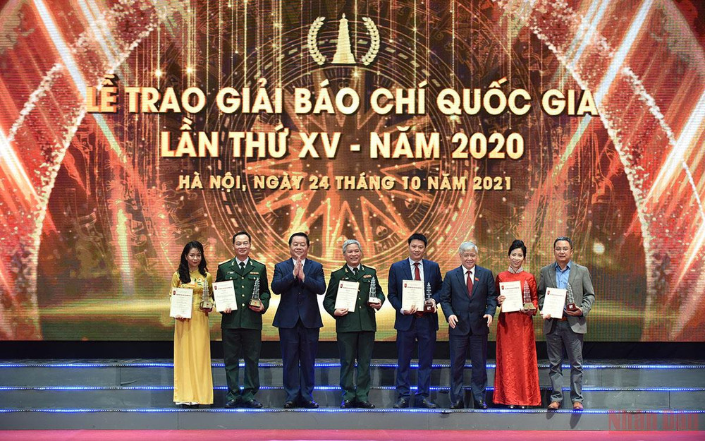 Đại diện Lãnh đạo Đảng, Nhà nước trao giải cho các nhóm tác giả đoạt Giải A Giải Báo chí quốc gia lần thứ XV - năm 2020. Lễ trao giải Báo chí Quốc gia lần XV - năm 2020 (cập nhật) -0