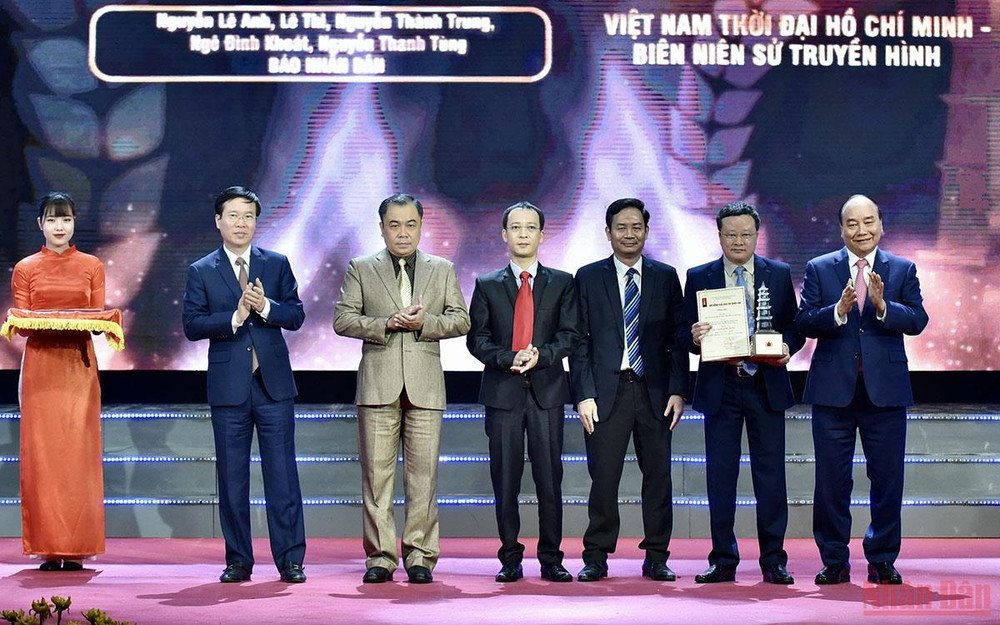 Các đồng chí Ủy viên Bộ Chính trị: Nguyễn Xuân Phúc, Chủ tịch nước; Võ Văn Thưởng, Thường trực Ban Bí thư, trao Giải đặc biệt Giải Báo chí quốc gia lần thứ XV - năm 2020 cho nhóm tác giả với tác phẩm "Việt Nam thời đại Hồ Chí Minh - Biên niên sử truyền hình" (Hãng phim Tài liệu và Điện ảnh Nhân Dân, Báo Nhân Dân). Lễ trao giải Báo chí Quốc gia lần XV - năm 2020 (cập nhật) -0
