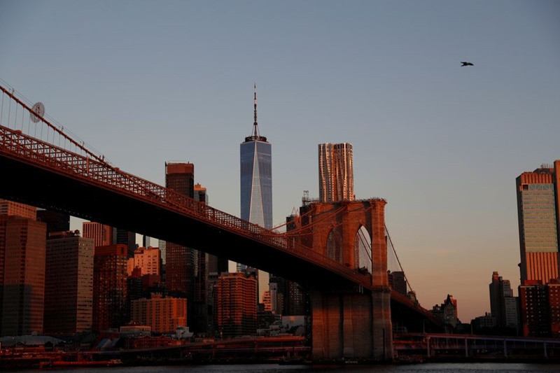 Trung tâm Thương mại thế giới nhìn từ cầu Brooklyn lúc mặt trời mọc, ngày 11/9/2021. (Ảnh: Reuters) Thông điệp về sự kiên cường -0