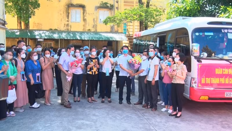 Lãnh đạo Sở Y tế Hà Nam tặng hoa đoàn cán bộ y bác sĩ lên đường hỗ trợ TP Hồ Chí Minh chống dịch.