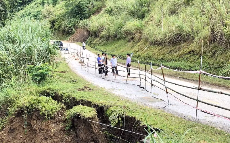 Sạt lở tạo thành hàm ếch, nguy cơ làm “đứt” toàn bộ nền và mặt đường trên tuyến tỉnh lộ 258. (Ảnh: LÂM HIỂU)