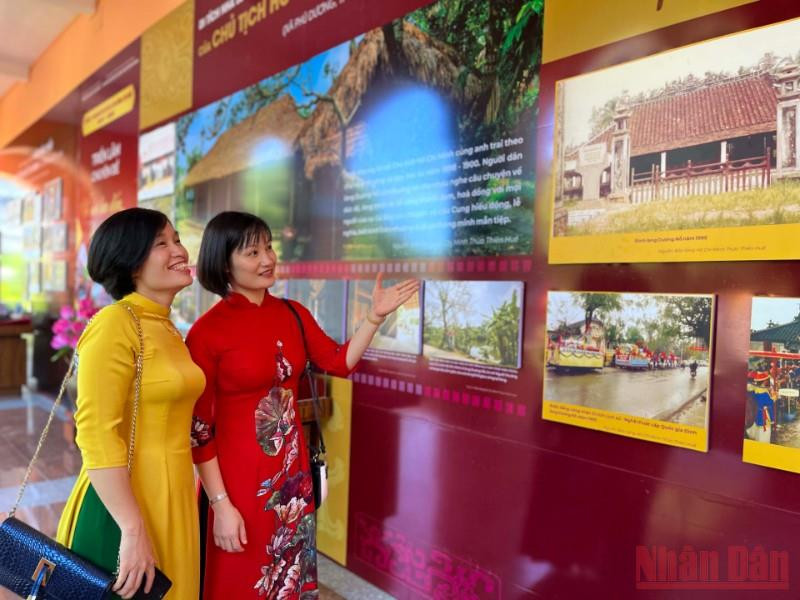 Người dân đến xem triển lãm trong buổi khai mạc. Triển lãm chuyên đề “Về nơi lưu dấu chân Người” -0