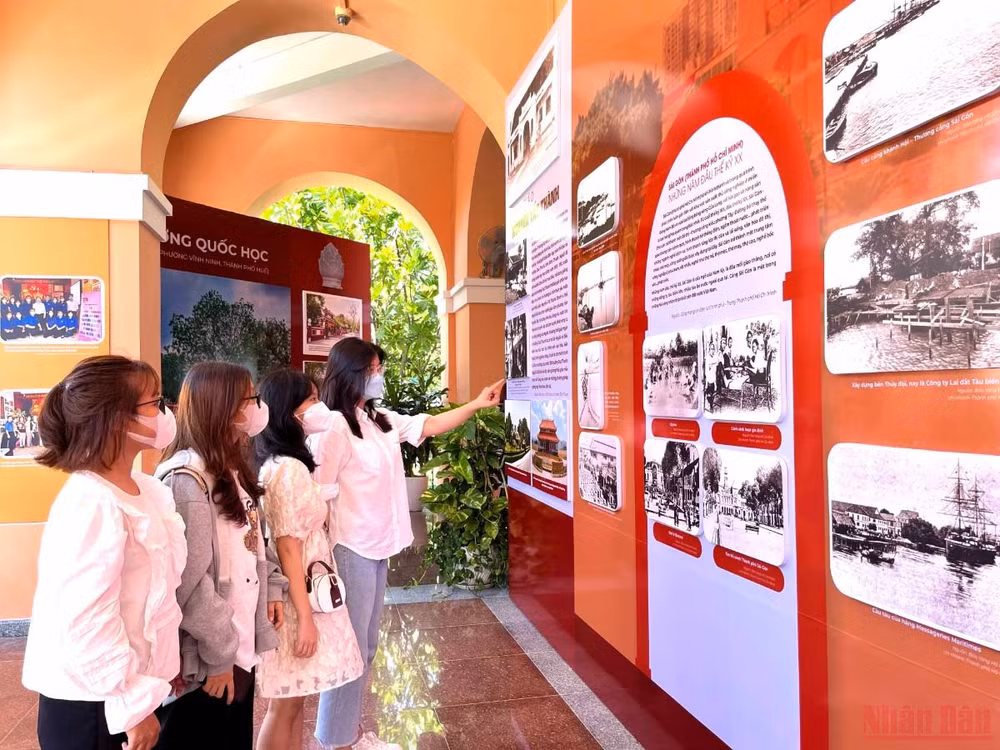 Các bạn sinh viên tham quan triển lãm trong buổi khai mạc.