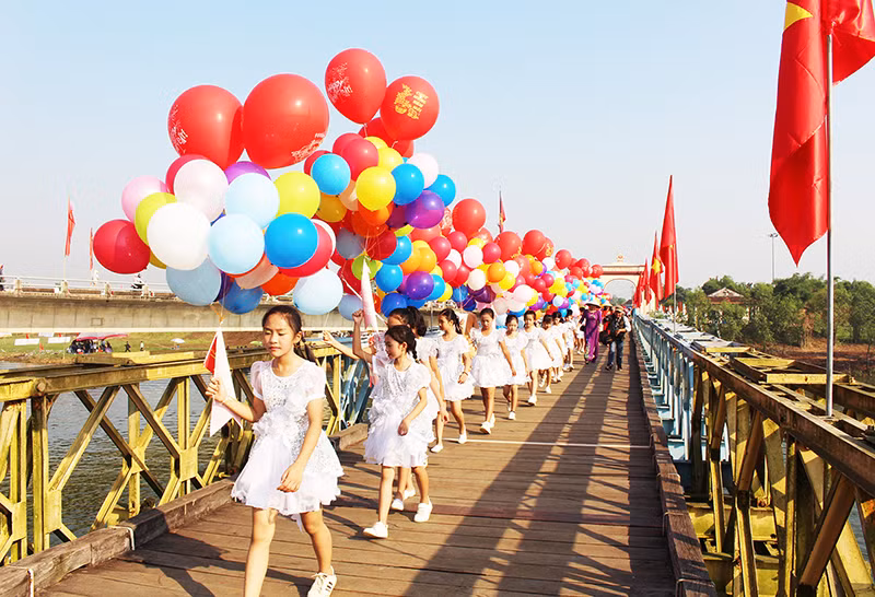 Di tích cầu Hiền Lương bắc qua sông Bến Hải thuộc Khu di tích quốc gia đặc biệt Đôi bờ Hiền Lương - Bến Hải.