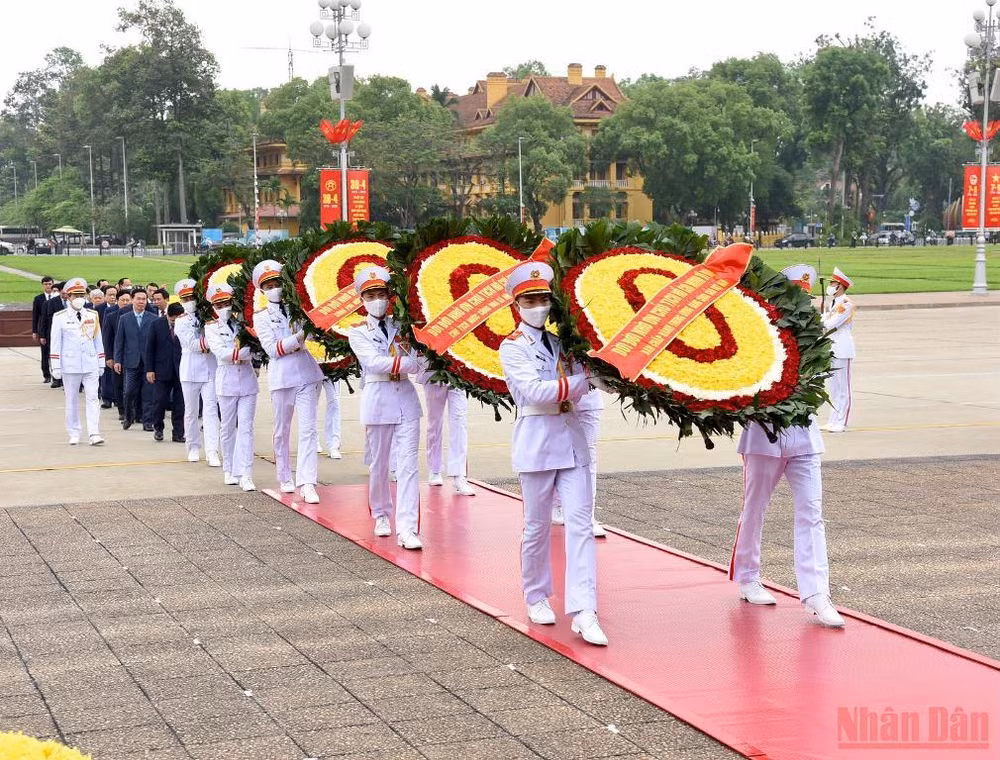 Lãnh đạo Đảng, Nhà nước vào Lăng viếng Chủ tịch Hồ Chí Minh nhân kỷ niệm 47 năm Ngày Giải phóng miền nam, thống nhất đất nước. -0