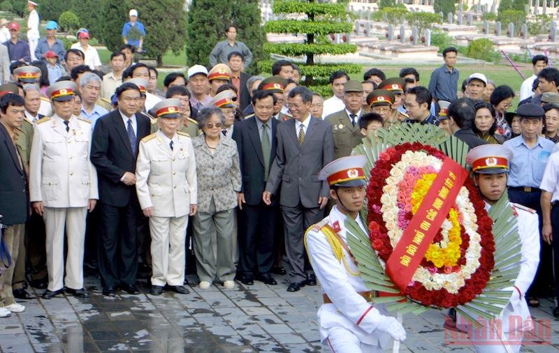Đại tướng Võ Nguyên Giáp viếng nghĩa trang liệt sĩ A1. Đại tướng về thăm lại chiến trường xưa -0