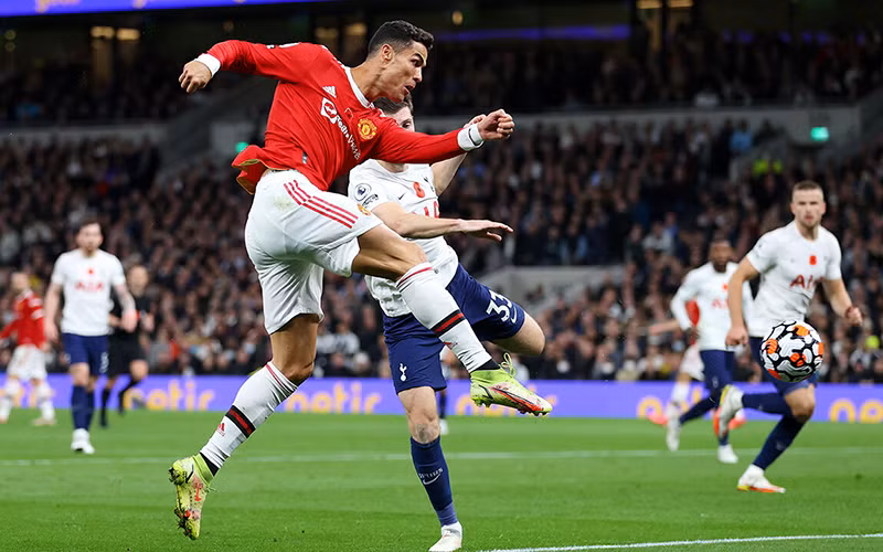 Ronaldo ghi bàn trong chiến thắng 3-0 trước Tottenham. (Ảnh: Getty Images)