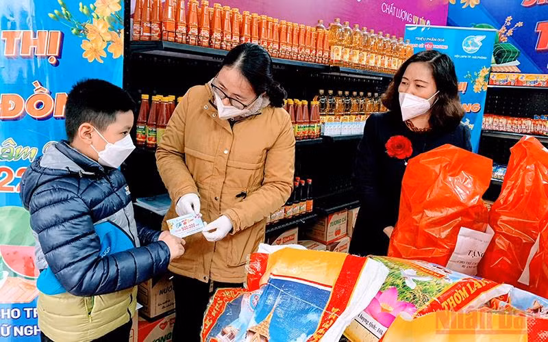 Trao quà Tết tặng trẻ em có hoàn cảnh khó khăn tại "Siêu thị Tết 0 đồng".