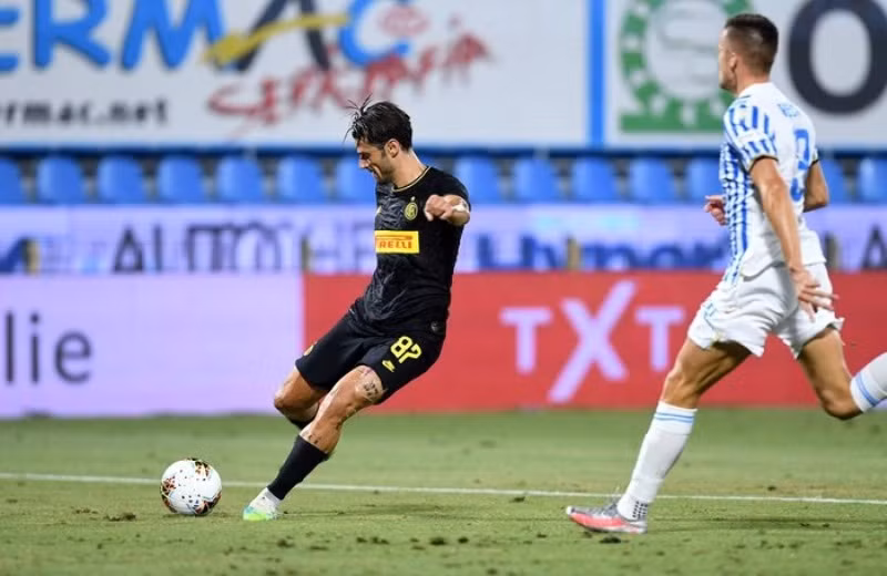 Antonio Candreva mở tỷ số cho Inter Milan trong chuyến làm khách trên sân của SPAL. (Ảnh: Reuters) 