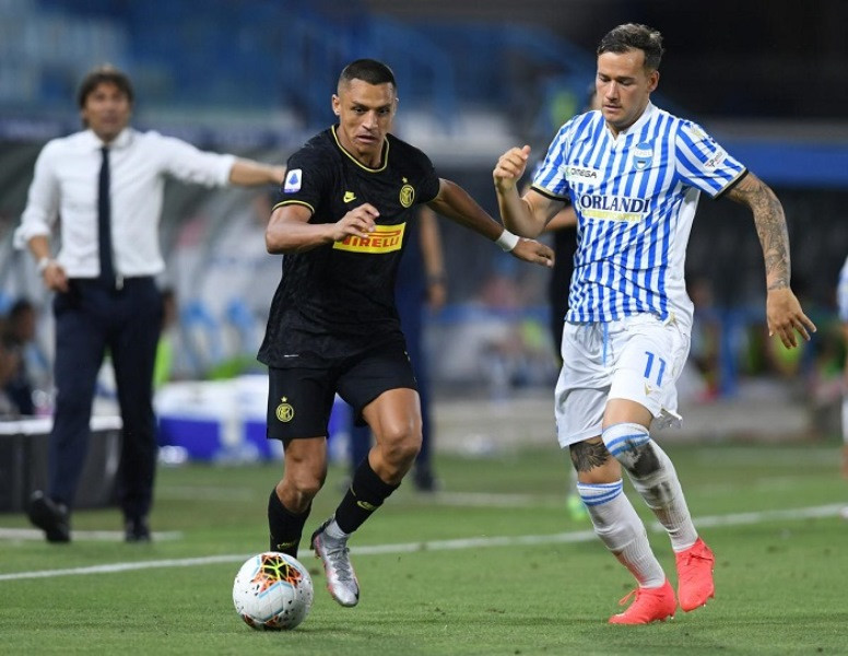 Alexis Sanchez (trái) đã có một ngày thi đấu thành công. (Ảnh: Reuters) Đại thắng SPAL 4-0, Inter Milan “phả hơi nóng” vào gáy Juventus -0