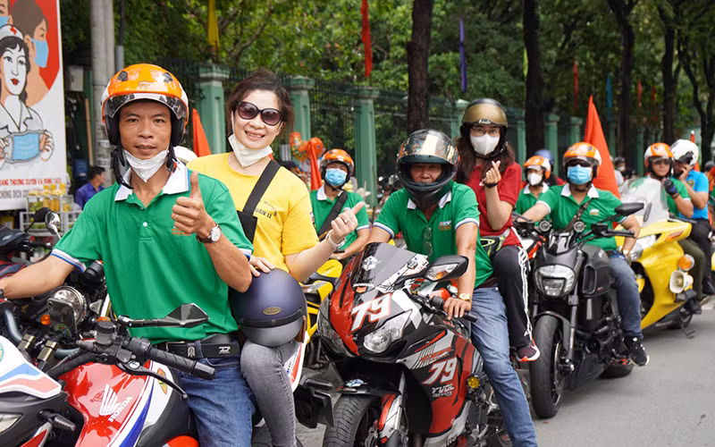 Người dân thích thú khi được trải nghiệm tham quan bằng mô-tô.