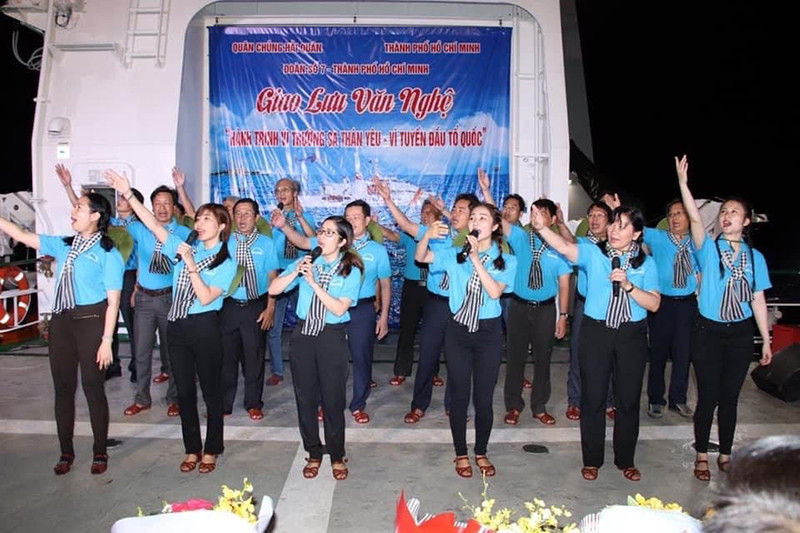 Biểu diễn văn nghệ trên tàu KN290 (nhà văn Bùi Tiểu Quyên đứng hàng đầu, thứ hai từ trái sang). Giải Mai Vàng lần đầu tiên tôn vinh tác phẩm viết cho thiếu nhi -0
