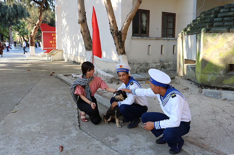 Nhà văn Bùi Tiểu Quyên giao lưu với các chiến sĩ trên đảo Sơn Ca. Giải Mai Vàng lần đầu tiên tôn vinh tác phẩm viết cho thiếu nhi -0