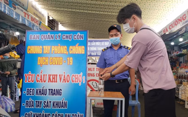 Người dân nghiêm túc thực hiện quy định khi ra, vào chợ.