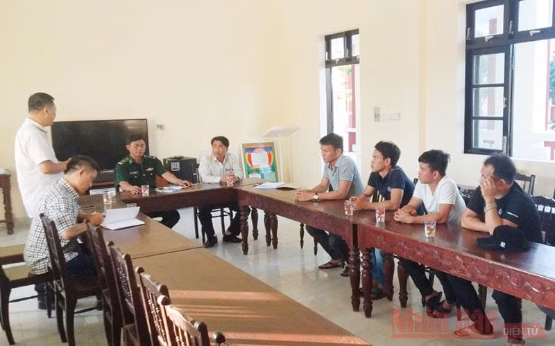 Đại diện Công ty cổ phần vận tải Vinacomin gặp gỡ các ngư dân gặp nạn 