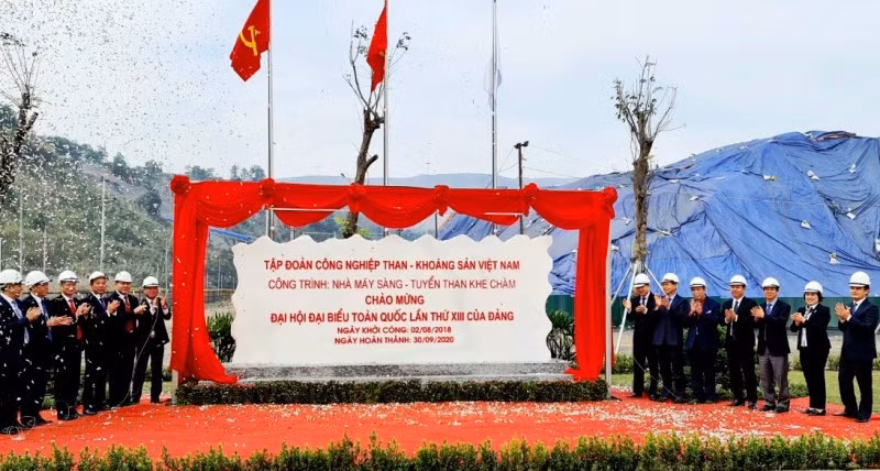 Lãnh đạo tỉnh Quảng Ninh, TKV và Công ty Tuyển than Cửa Ông cắt băng khánh thành công trình chào mừng Đại hội Đảng toàn quốc lần thứ XIII.