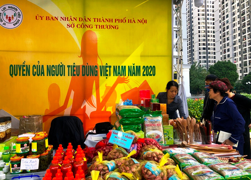 Người dân thủ đô tham quan, mua sắm tại Hội chợ hàng hóa, sản phẩm vì người tiêu dùng. Nhiều hoạt động chào mừng Ngày quyền người tiêu dùng -0
