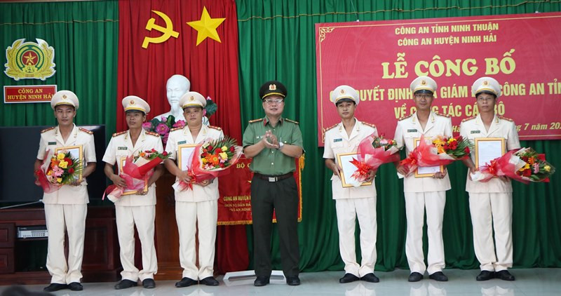 Đại tá Nguyễn Quân, Phó Giám đốc Công an tỉnh Ninh Thuận trao quyết định bổ nhiệm và điều động lực lượng công an chính quy về nhận nhiệm vụ lãnh đạo chủ chốt công an các xã. Thưởng nóng Ban chuyên án 819H -0