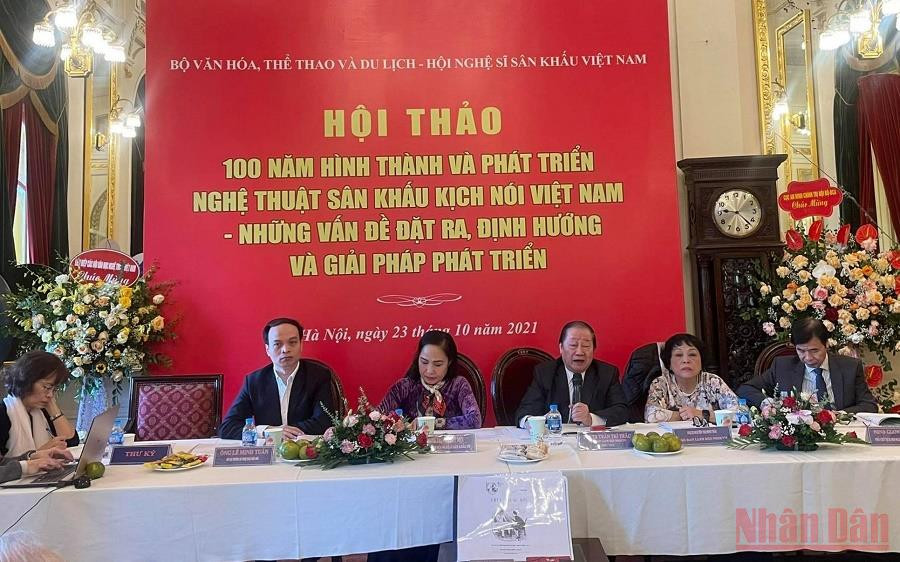 Các đại biểu điều hành Hội thảo. (Ảnh: TRANG ANH) Phát triển nghệ thuật sân khấu kịch nói đáp ứng nhu cầu công chúng hiện đại -0