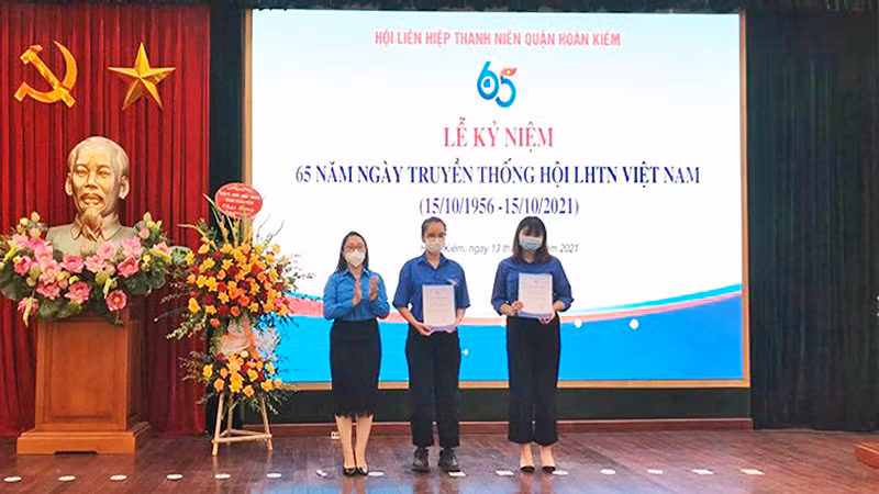 Bí thư Quận đoàn, Chủ tịch Hội LHTN quận Hoàn Kiếm trao quyết định thành lập cho đại diện Câu lạc bộ Tình nguyện Cầu Đất và Câu lạc bộ Tuyên truyền văn hóa lịch sử Thăng Long - Hà Nội.