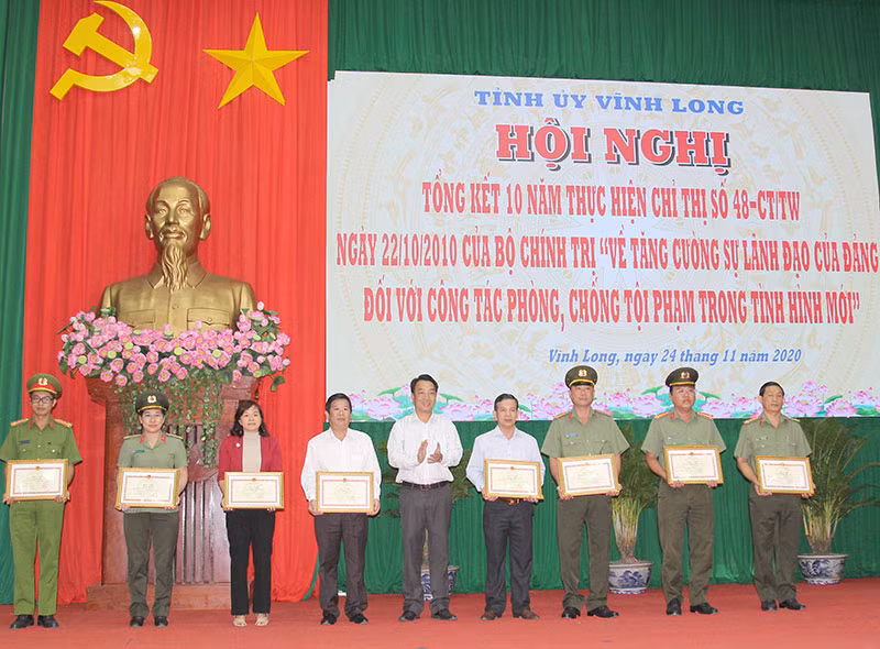 Lãnh đạo tỉnh Vĩnh Long trao Bằng khen cho các cá nhân có thành tích xuất sắc trong thực hiện Chỉ thị 48-CT/TW của Bộ Chính trị vào sáng 24-11. 