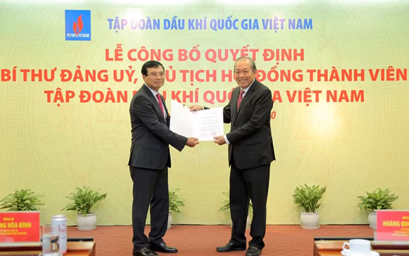 Phó Thủ tướng Thường trực Chính phủ Trương Hoà Bình trao Quyết định bổ nhiệm Chủ tịch HĐTV Petrovietnam cho đồng chí Hoàng Quốc Vượng.