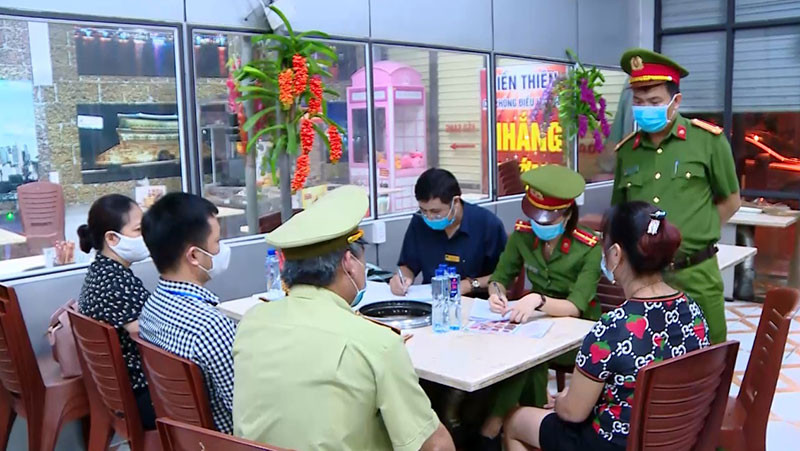 Các cơ quan chức năng kiểm tra tại cửa hàng. Xử phạt cửa hàng Nhắng nướng Hiền Thiện hơn 30 triệu đồng về an toàn thực phẩm -0