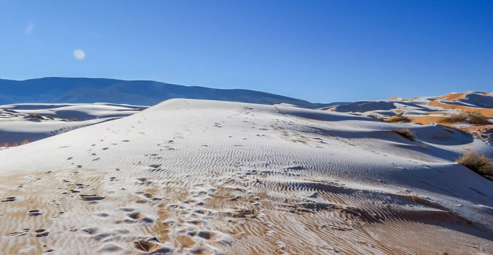 Hình ảnh tuyết bao phủ sa mạc Sahara trong tuần qua. Ảnh: Bav Media. Tuyết rơi hiếm hoi ở sa mạc Sahara -0