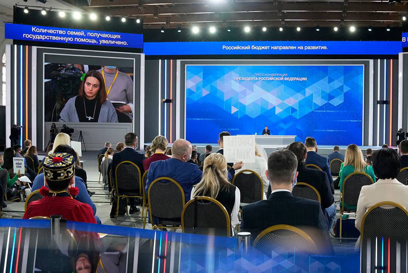 Tổng thống Nga giải đáp nhiều câu hỏi của người dân. (Ảnh: TASS) Tổng thống Nga V.Putin họp báo cuối năm -0