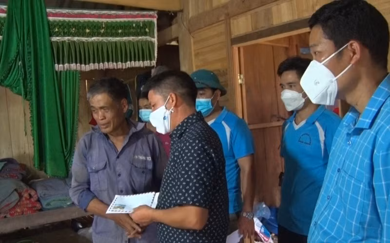 Đại diện lãnh đạo huyện Điện Biên Đông thăm hỏi, trao hỗ trợ gia đình có trẻ bị đuối nước.