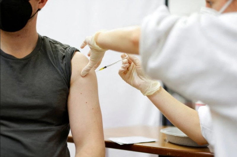 Tiêm mũi tăng cường sử dụng vaccine ngừa Covid-19 Spikevax của Moderna tại Berlin, Đức, ngày 1/1/2022. (Ảnh: REUTERS) Dịch Covid-19 tiếp tục diễn biến phức tạp ở Mỹ và châu Âu -0
