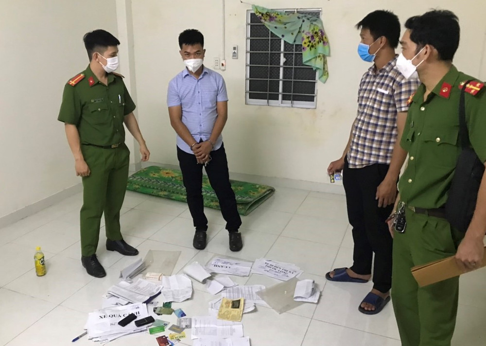 Lực lượng công an khám xét nơi ở đối tượng Trần Danh Tường.