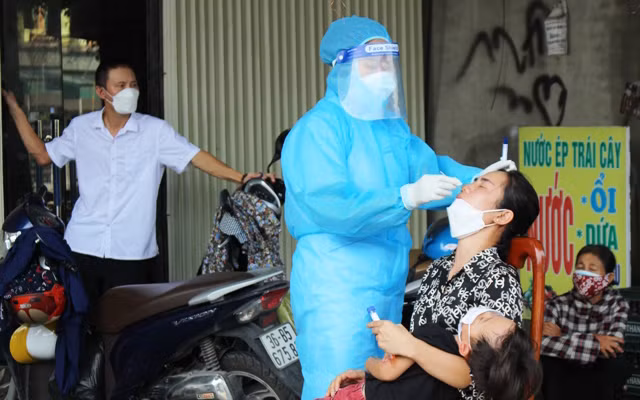 Cán bộ y tế lấy mẫu xét nghiệm sàng lọc Covid-19 trong cộng đồng ở huyện Quảng Xương.