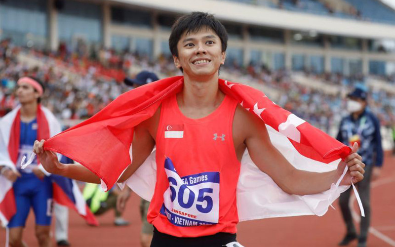 Luật sư Tan Zong Yang mang về tấm Huy chương lịch sử cho điền kinh Singapore (Ảnh: The Straits Times)