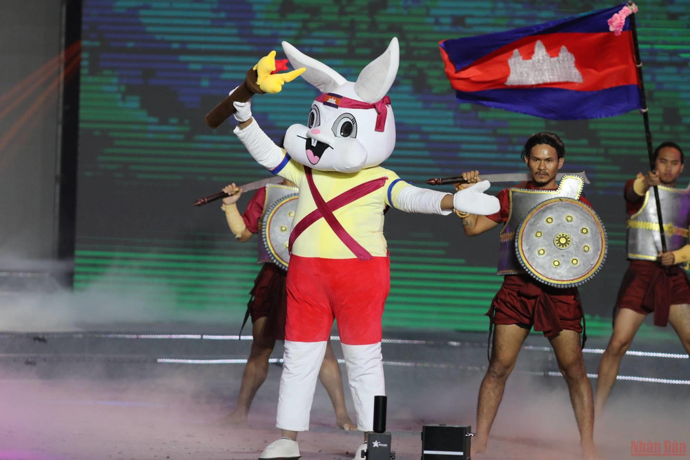 Linh vật thỏ trắng của SEA Games 32. (Ảnh: Khiếu Minh) Những màn trình diễn ấn tượng trong Lễ bế mạc SEA Games 31 -0