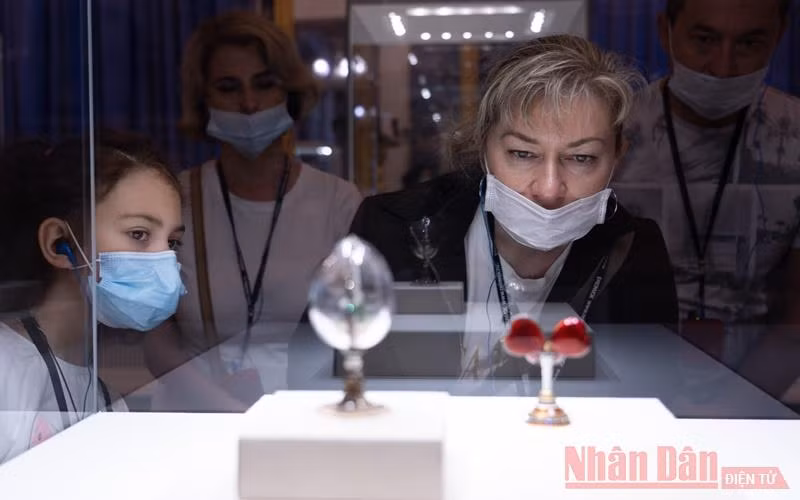 Người Nga tham quan bảo tàng. (Ảnh: THANH THỂ)