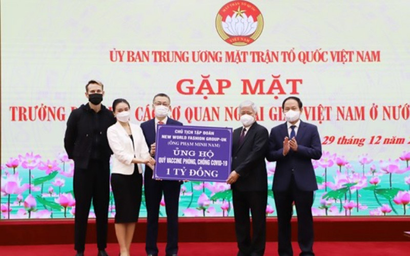 Chủ tịch Ủy ban Trung ương Mặt trận Tổ quốc Việt Nam Đỗ Văn Chiến và Phó Chủ tịch, Tổng Thư ký Lê Tiến Châu tiếp nhận ủng hộ từ Chủ tịch Tập đoàn New World Fashion Group-UK. (Ảnh: Hương Diệp) CB336C62_7A02_471C_8E6B_0A8C20C-1640760601485.jpeg