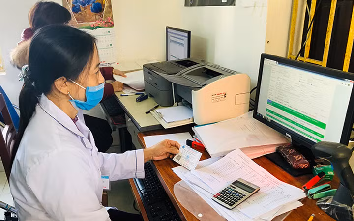 Cán bộ Trạm y tế xã Đức Long, huyện Nho Quan, tỉnh Ninh Bình (Ảnh minh họa: Quang Minh)