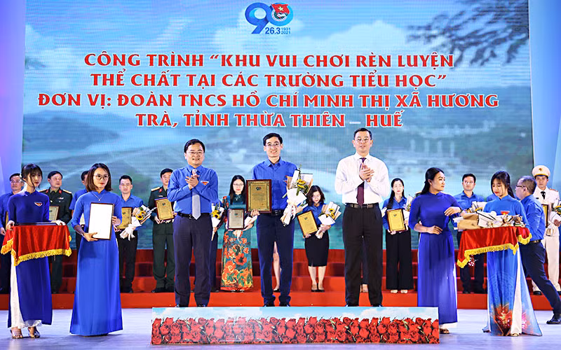 Bí thư thứ nhất T.Ư Đoàn Nguyễn Anh Tuấn và Bí thư Tỉnh ủy Ngô Văn Tuấn trao chứng nhận công trình thanh niên tiêu biểu.