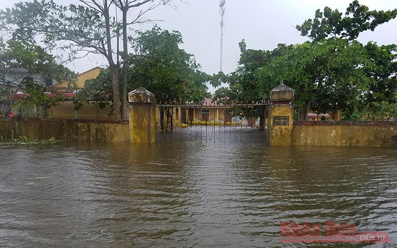 Trường mầm non Thanh Thủy, huyện Lệ Thủy (Quảng Bình) mới học trở lại được một ngày phải nghỉ vì nước ngập. Quảng Bình: Lũ chồng lũ, hơn 11 nghìn nhà dân ngập trở lại -0