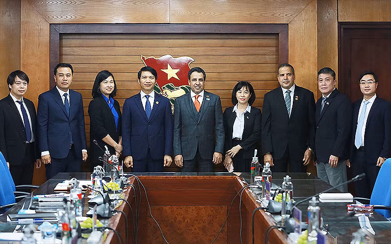 Đồng chí Nguyễn Ngọc Lương, Bí thư Trung ương Đoàn, Chủ tịch Hội Liên hiệp thanh niên Việt Nam (thứ 4 từ trái sang trong ảnh), ông Obaid Saeed Obaid Bintaresh Al Dhaheri, Đại sứ UAE tại Việt Nam (thứ 5 từ trái sang trong ảnh) cùng đại diện các đơn vị liên quan tại buổi làm việc.