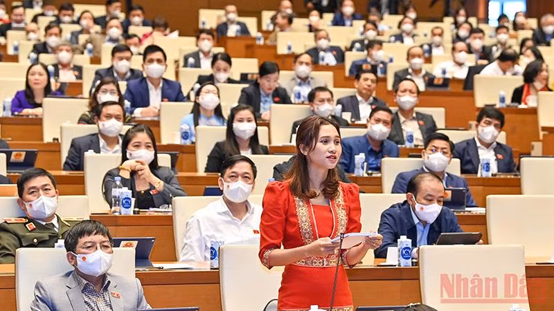 Đại biểu Quốc hội tỉnh Kon Tum phát biểu chất vấn, ngày 11/11. Ảnh: LINH NGUYÊN